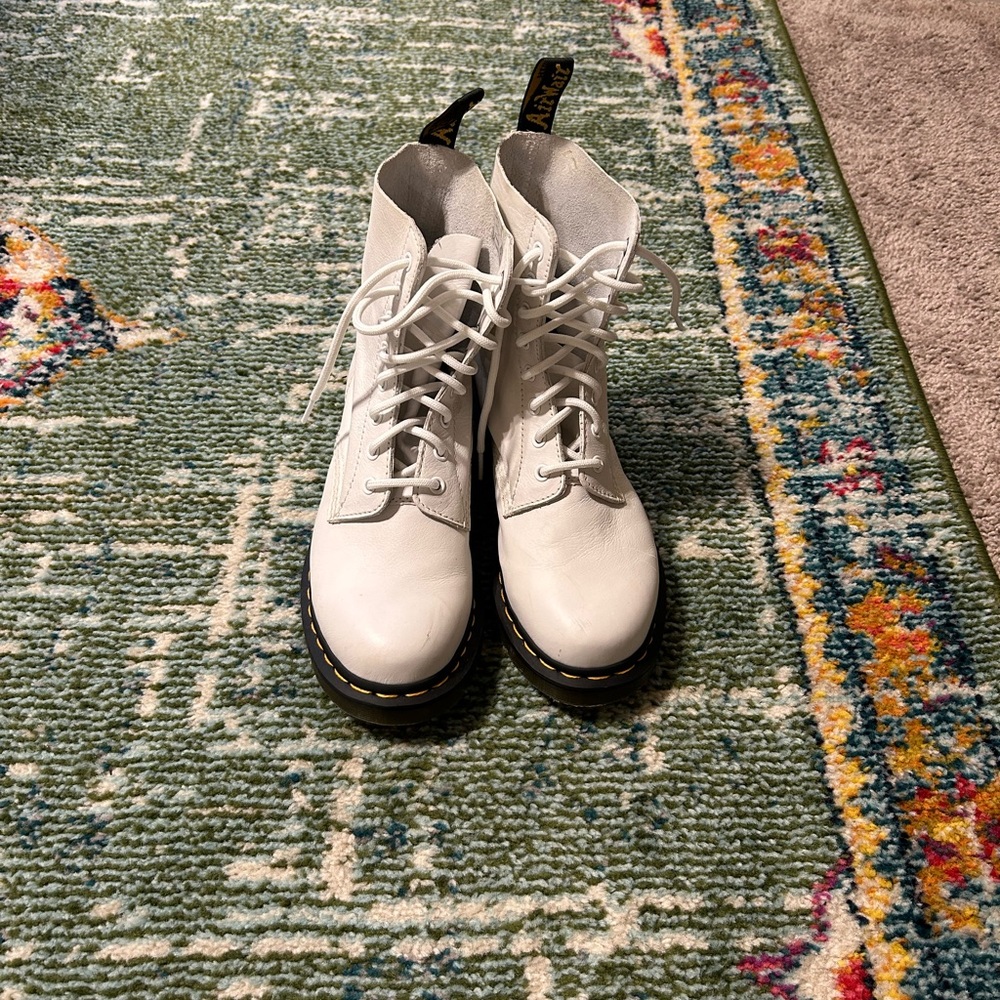 WHITE DR. MARTENS BOOTS W/ WHITE LACES